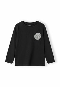 Melnā garo piedurkņu krekls ar apaļu kakla izgriezumu, kas papildināts ar mazu baltu grafiku, kas attēlo kalnus un tekstu, kas atrodas kreisajā krūtī.