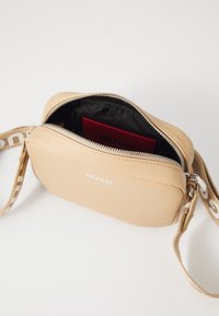 HUGO Skulderveske - open beige