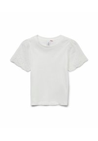 Top blanco de manga corta con cuello redondo y patrón de encaje de ojetes en las mangas abullonadas, exhibido sobre un fondo blanco liso.