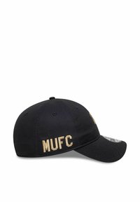 Schwarze Mütze mit gebogenem Schirm, auf der Vorderseite mit goldfarbenem "MUFC" bestickt, aus strapazierfähigem Stoff mit strukturierter Oberfläche.