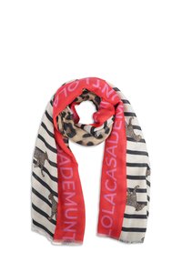 Bufanda multicolor con estampado de leopardo y secciones rojas llamativas con texto. El diseño a rayas en negro y beige realza el contraste visual. Material suave.