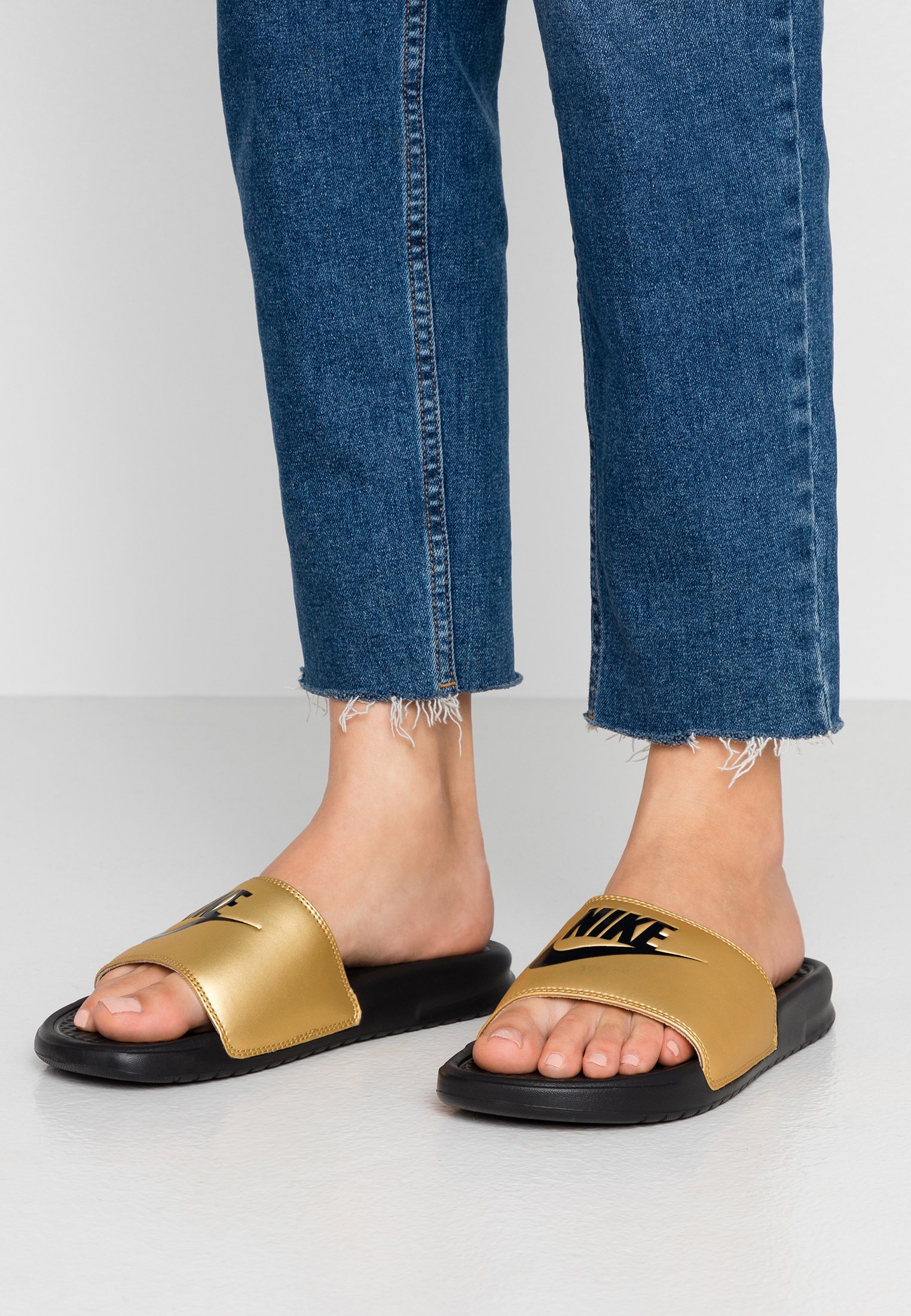 Nike Sportswear BENASSI - Sandalias - black/metallic gold/negro - Zalando.es