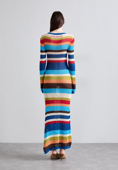 Langes geripptes Kleid mit mehrfarbigen horizontalen Streifen in Blau, Rot, Grün und Braun. Figurbetontes Silhouette mit langen Ärmeln.