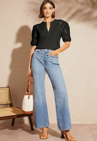 Love & Roses BRODERIE SHORT SLEEVE REGULAR FIT - Marškinėliai su spaudiniu - black