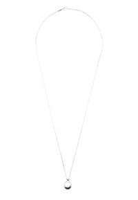 Collana con pendente d'argento caratterizzata da un pendente rotondo e liscio su una delicata catena. La catena ha una finitura testurizzata.