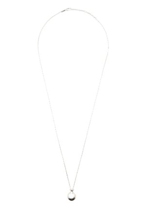Sølvvedhængs halskæde med et glat, rundt vedhæng på en delikat kæde. Kæden har en struktureret overflade.