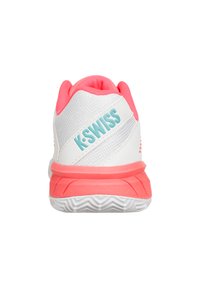 Scarpa sportiva bianca con dettagli rosa, tomaia in mesh testurizzato, tallone imbottito e logo K-Swiss. Presenta una suola in gomma con motivo a zigzag.