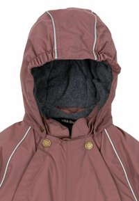 Roze waterdichte jas met een grijze fleece-voering in de capuchon, witte accentstrepen en twee bronzen drukknoopjes aan de voorkant. Zachte textuur.