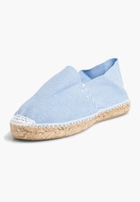 Jasnoniebieskie espadryle z płótna z zamkniętym przodem i elastycznymi wstawkami, z białym przeszyciem i naturalną podeszwą z juty.