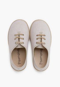 Scarpe in tela beige chiaro con design a punta tonda, dotate di due occhielli e lacci beige. Suola in gomma naturale e morbido rivestimento interno.