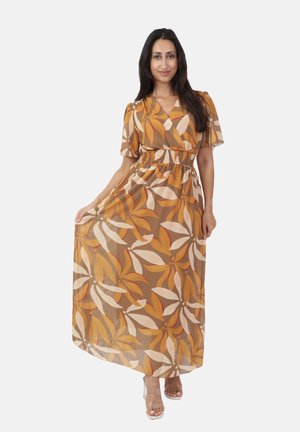 Robe maxi en tissu transparent brun avec un imprimé de feuilles en orange, crème et rouge. Manches courtes à volants avec un détail à la taille élastique.