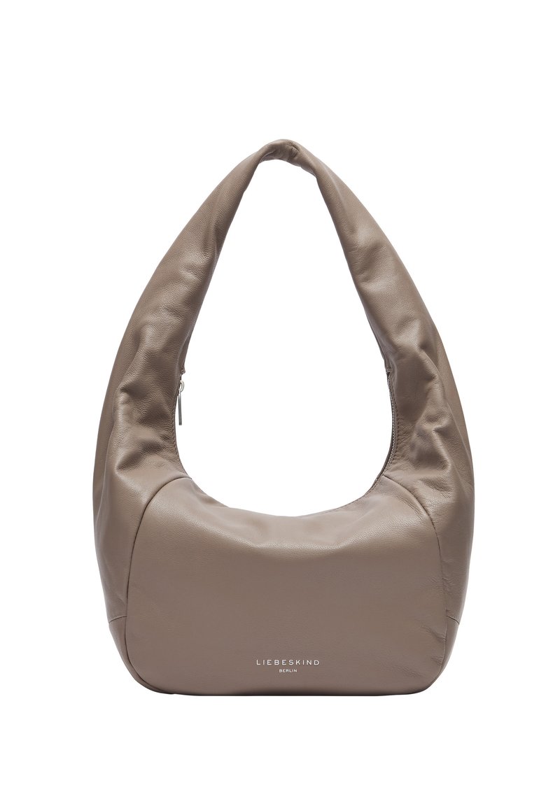 Torebka hobo w miękkiej skórze w odcieniu taupe o strukturalnym kształcie. Posiada wyraźne logo na dole oraz gładką, nieozdobioną powierzchnię.