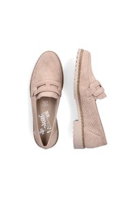 Mocassins en daim rose clair avec un design perforé sur les côtés, dotés d'une sangle accent à l'avant et d'une semelle en caoutchouc texturée.