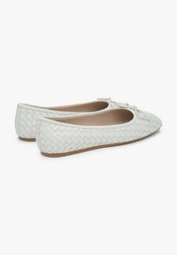Białe warkoczowe baleriny z teksturowanym wykończeniem, okrągłym noskiem i małym akcentem w postaci kokardki. Elastyczna podeszwa i gładka podszewka wnętrza.