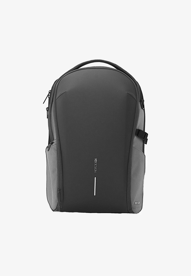 Zaino nero e grigio con un design arrotondato, dotato di scomparti con zip e dettagli riflettenti. Realizzato in tessuto resistente.