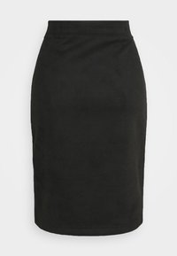 Jupe crayon noire avec une texture lisse, taille haute et coupe droite, conçue avec un ourlet à hauteur de genoux et sans quincaillerie ni motifs visibles.