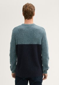 Herrenpullover mit einem strukturierten Strickdesign in Blau und Marineblau, mit Rundhalsausschnitt, gerippten Bündchen und einem Farbabstufungsmuster.
