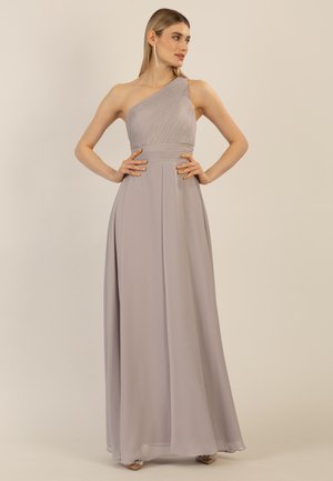 Ein schulterfreies Kleid aus leichtem grauen Chiffon mit gerafftem Oberteil und fließendem Rock. Elegantes, bodenlanges Design.