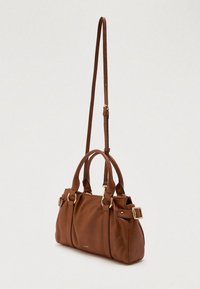 Brązowa skórzana torebka o strukturalnym designie, z podwójnymi rączkami u góry, odczepianym paskiem na ramię oraz złotymi akcentami.