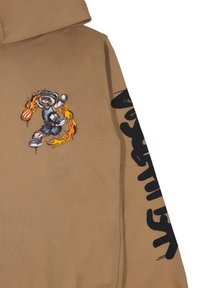 Felpa marrone con cappuccio che presenta un personaggio di cartone con un pallone da basket e fiamme. Le grafiche nere sulla manica aggiungono contrasto al design.