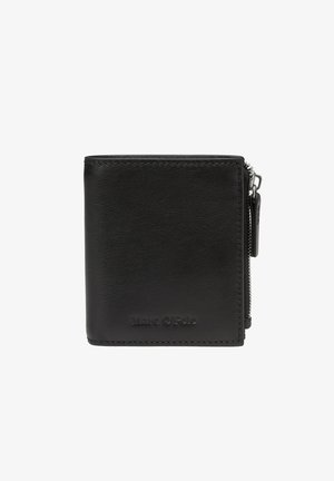 Portefeuille en cuir noir avec une texture lisse, de forme carrée compacte et une fermeture éclair en métal argenté. Présente le nom de la marque en relief sur le devant.