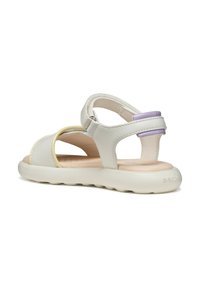 Sandalias gris claro con detalles en amarillo y lavanda, con correas ajustables y suela acolchada. Materiales incluyen sintético y caucho.