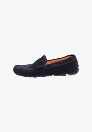 Mocassino in suede blu scuro con design cucito, stile slip-on e interno beige a contrasto. Suola in gomma flessibile per il massimo comfort.