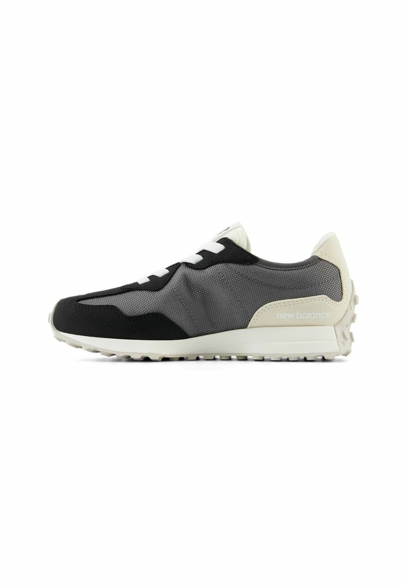 Baskets New Balance grises et noires avec semelle blanche, lacets blancs et détail de talon beige sur fond blanc.