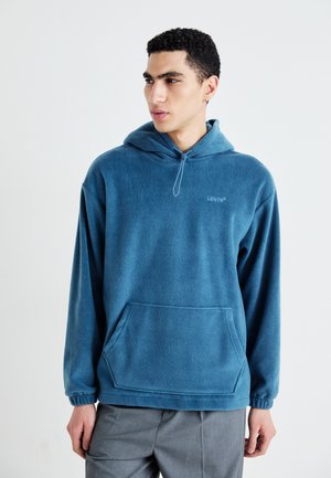 Hanorac albastru din fleece, cu glugă ajustabilă, buzunar tip kangaroo și logo brodat Levi's pe piept. Textură moale, croială lejeră.