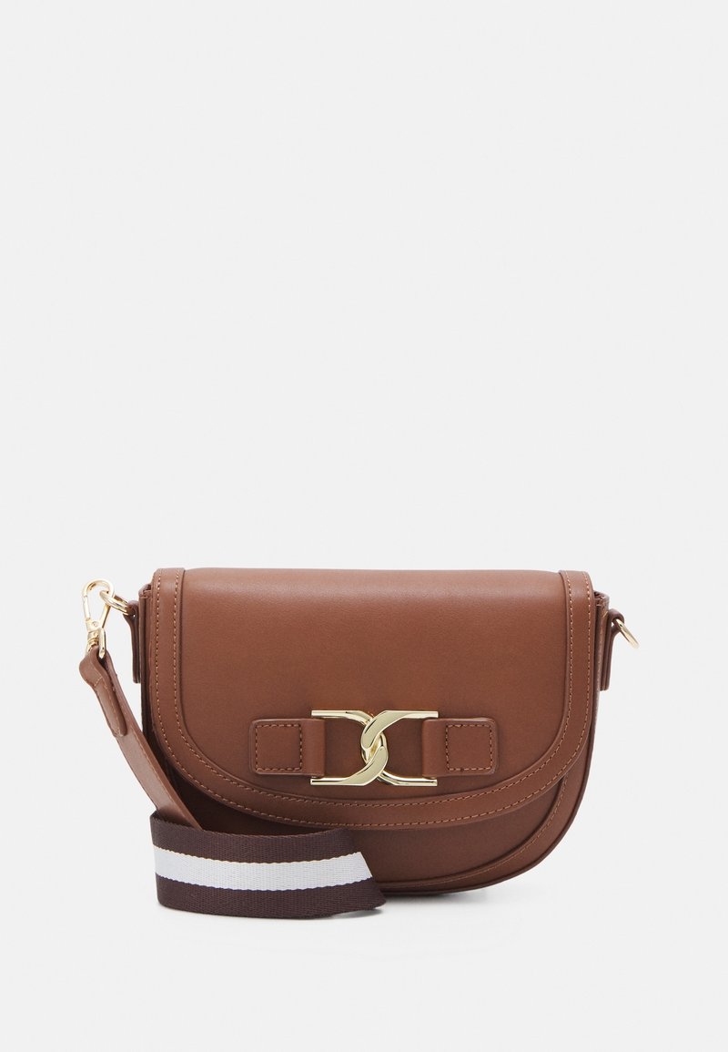 Sac à bandoulière en cuir marron avec quincaillerie dorée, rabat pliable et une sangle en tissu avec un détail rayé. Texture lisse, forme compacte.