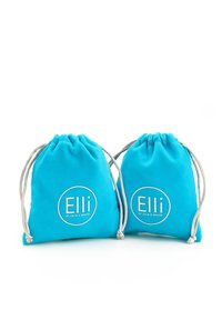 To turquoise snoreposer lavet af blødt stof med hvidt broderet "Elli" logo. Hver taske har en samlet top med sølvsnore.
