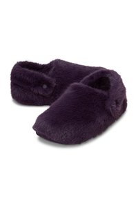 Zapatillas de fieltro moradas con una textura suave y una forma redondeada. Incluyen un detalle de botón lateral y un diseño de espalda abierta para ponerlas y quitarlas fácilmente.