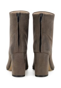 Graue Wildleder-Stiefeletten mit glatter Textur, hohen Blockabsätzen und einem seitlichen Reißverschluss. Steppnähte betonen die Form.