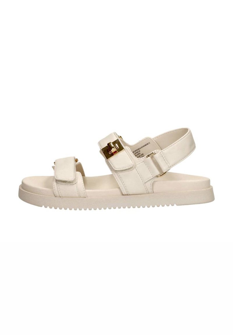 Weiße Sandalen mit zwei verstellbaren Riemen und goldfarbenen Hardware-Akzenten. Die strukturierte Sohle und das flache Design erhöhen den Komfort und die Stabilität.