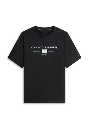 Μαύρο κοντομάνικο μπλουζάκι Tommy Hilfiger με λευκό κείμενο "TOMMY HILFIGER AMERICAN CLASSICS EST. 1985" και μικρό λογότυπο στο αριστερό μανίκι.