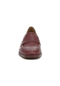 Bordeaux leren loafers met een gestructureerd oppervlak, ronde neus en platte zool. Kenmerkt zich door een nepriem over de wreef.