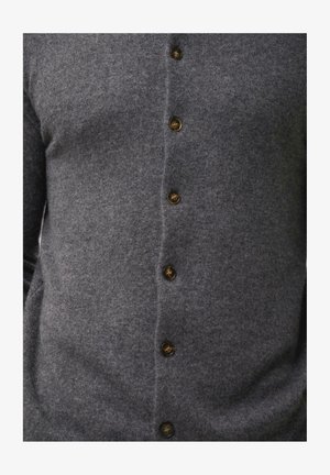 Szary wełniany kardigan o dopasowanym kroju, z sześcioma brązowymi guzikami biegnącymi wzdłuż przodu i miękkim, teksturowanym wykończeniem.