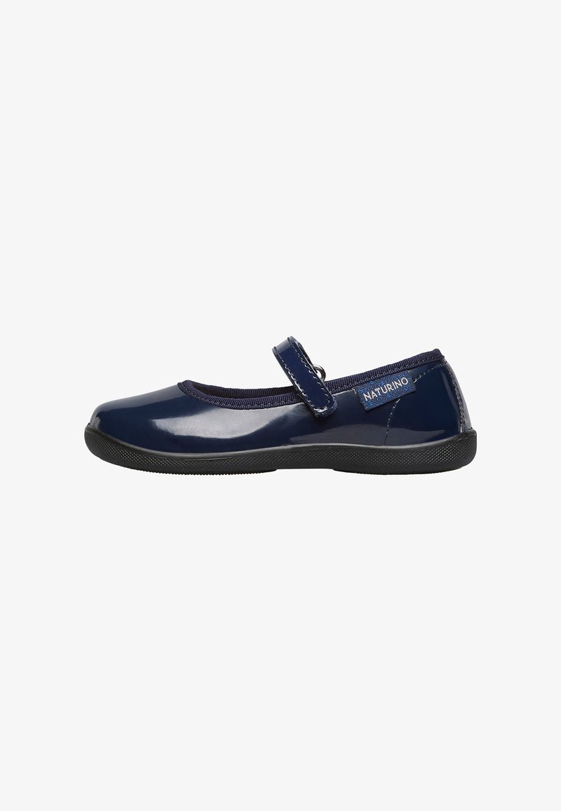 Navyblaue Lackleder-Balletschuhe mit runder Spitze, elastischem Riemen und strukturierten schwarzen Gummisohlen. Das Etikett an der Seite trägt die Aufschrift "NATURINO."