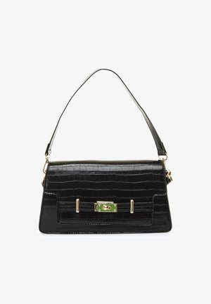 Schwarze Handtasche aus Kunstkrokodilleder mit goldfarbenen Metallteilen, rechteckiger Form und einem grünen Akzent am Verschluss. Verstellbarer Schulterriemen inklusive.