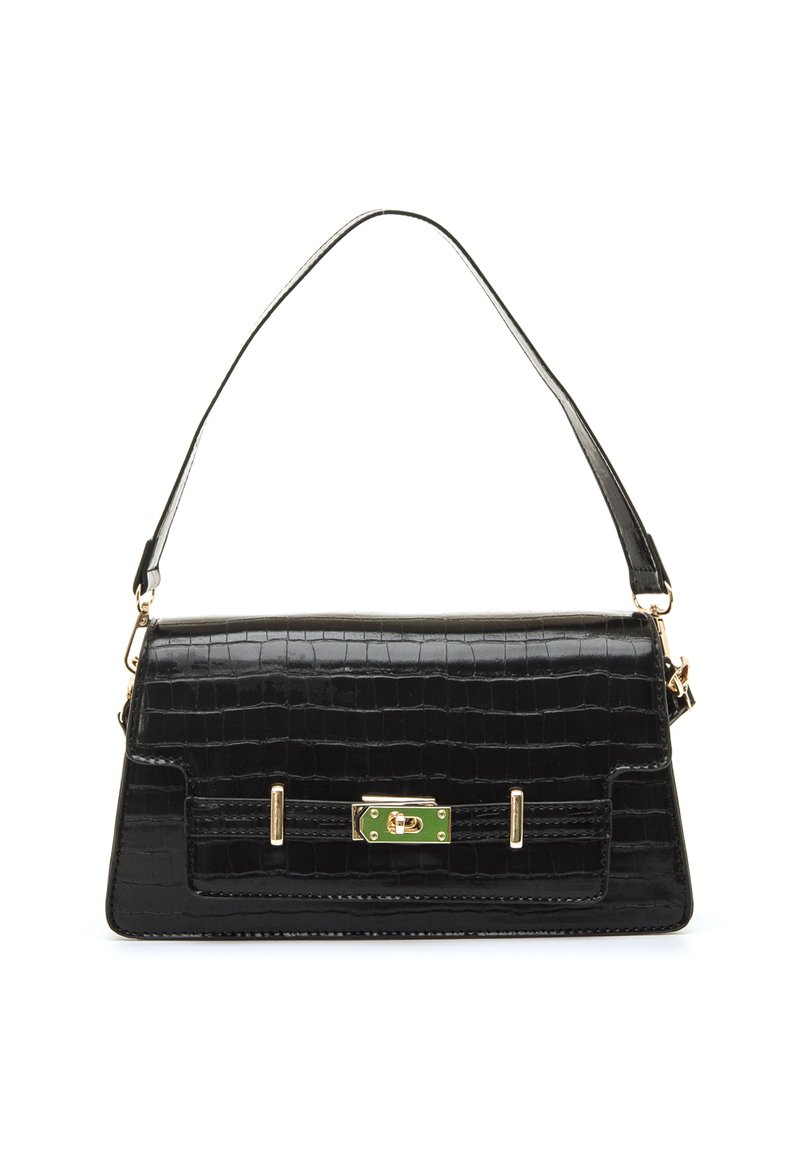 Bolso de mano de piel sintética negra con textura de cocodrilo y herrajes dorados, de forma rectangular y con un detalle de cierre en verde. Incluye una correa ajustable para el hombro.