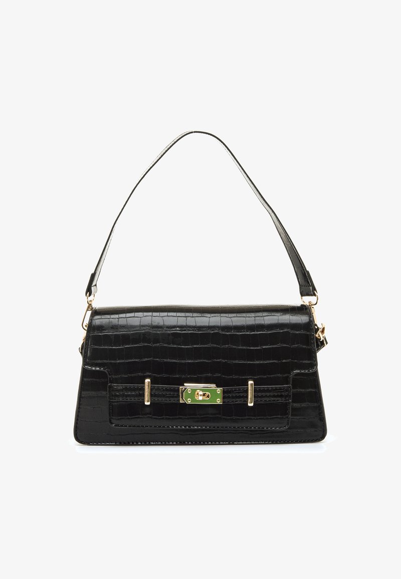 Bolso de mano de piel sintética negra con textura de cocodrilo y herrajes dorados, de forma rectangular y con un detalle de cierre en verde. Incluye una correa ajustable para el hombro.
