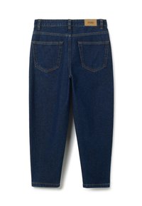 Jeans de denim azul oscuro con corte recto, cinco bolsillos y una etiqueta marrón en la cintura. Los bolsillos traseros son de forma cuadrada.