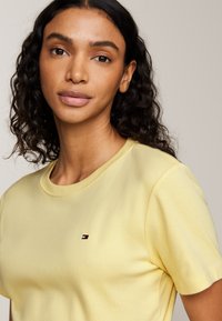 Tommy Hilfiger SLIM CODY - Triko s potiskem - lemon zest