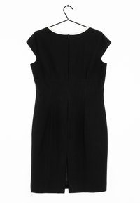 Robe ajustée noire avec manches courtes, encolure ronde et fermeture éclair au dos. Présente une fente centrale à l'arrière et des lignes épurées et minimalistes.