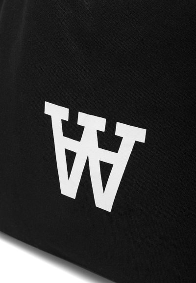 Schwarze Tasche mit einem auffälligen weißen Logo mit stilisierten Buchstaben "W" auf einer Seite, aus strukturiertem Material.
