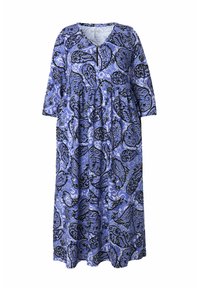 Largo vestido azul hecho de una tela ligera que presenta un patrón de paisley en blanco y negro, con un escote en V y mangas de tres cuartos.