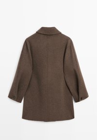 Cappotto in lana marrone con colletto strutturato, vestibilità rilassata e maniche a tre quarti. Presenta una cucitura posteriore dritta e accenti di polsini con bottoni.