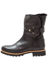 Bota de cuero negra hasta el tobillo con puntera redonda, forro de forro polar, suela de goma gruesa, detalle de hebilla y acentos de costura para mayor durabilidad.