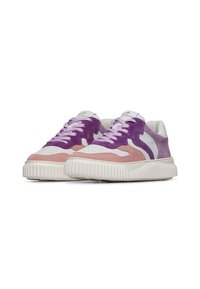 Baskets multicolores avec des panneaux en daim rose et violet, des accents en cuir blanc, et une semelle en caoutchouc texturée avec des rainures.