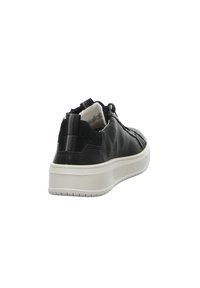 Schwarze Ledersneaker mit strukturierter Oberfläche, weißer Gummisohle, Zugschlaufe an der Rückseite und kontrastierenden grauen Akzenten an der Ferse.